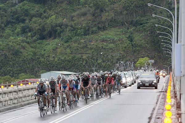 The Tour de Taiwan peloton makes its way to Hualien during stage 8.