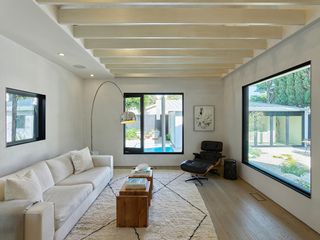 white living space at The LADG - House in Los Angeles