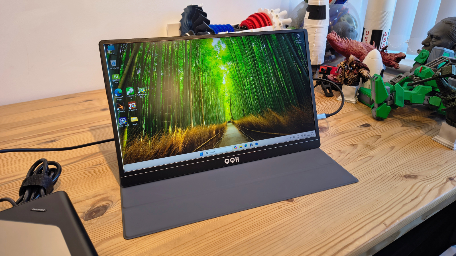 QQH Z12-4 Portable Monitor