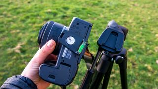 A photo of the tripod plate which is small and neat, with an integrated spirit level