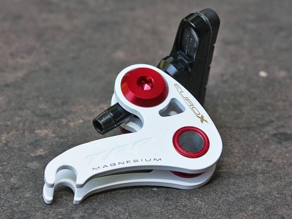 Arm construction is decidedly simplistic, basically consisting of just two flat magnesium plates, a pivot bushing and some pad hardware. But in this case, simple equals light