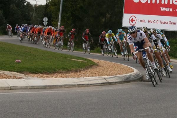 The peloton negotiates a roundabout en route to Tavira.