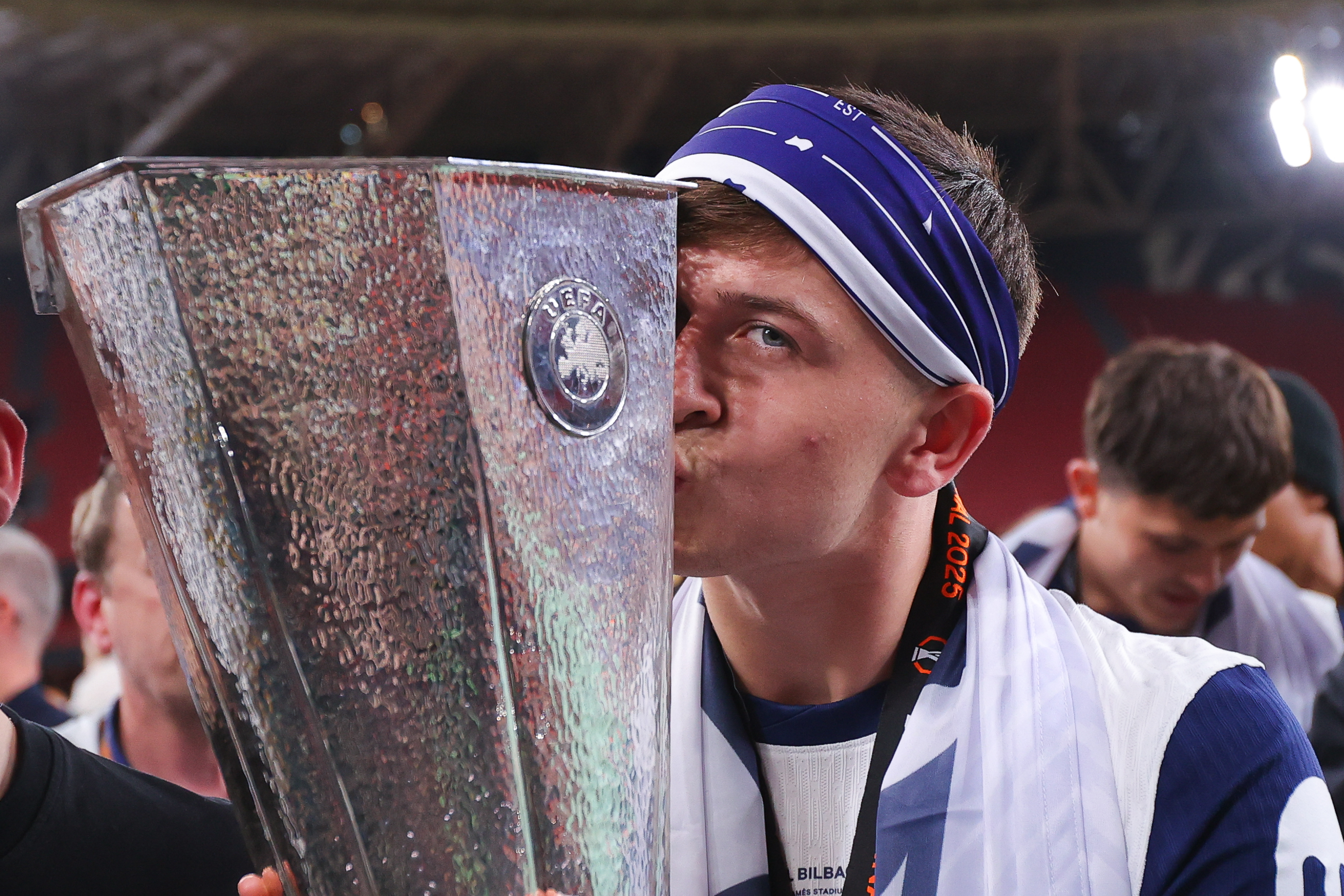 Mikey Moore kisses the UEFA Europa League trophy