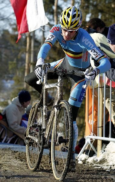 Klaas Vantornout (Belgium) remounts.