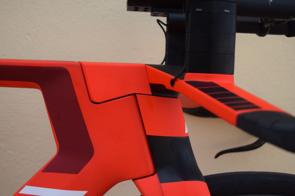The low profile base bars blend seemlessly into the toptube