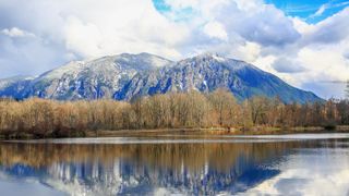 Mount Si Washington reflect in a lake