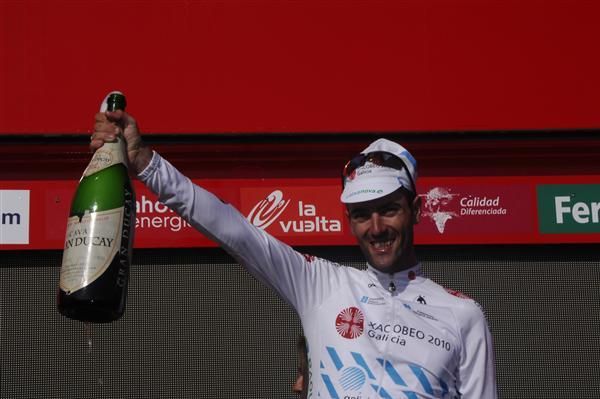 Gustavo C&eacute;sar (Xacobeo Galacia) throws a champagne salute