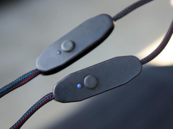 The new A'ME heated road grip system is controlled by a pair of remote switches. Claimed run time is up to two hours on the highest setting for carbon bars, 1 1/2 hours for aluminum ones.