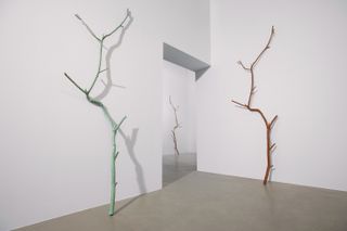 Alicja Kwade, Parallelwelt (Ast/AntiAst), 2018 6 branches: wood branch, rusted iron, aluminium, bronze with green patina, bronze, bronze patinated