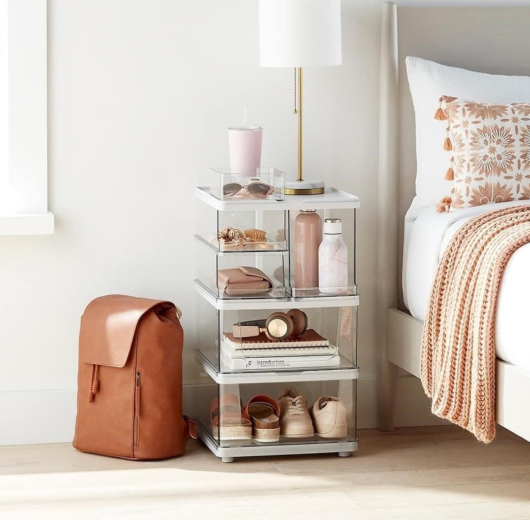 Di sebelah tempat penyimpanan dan ransel di lantai