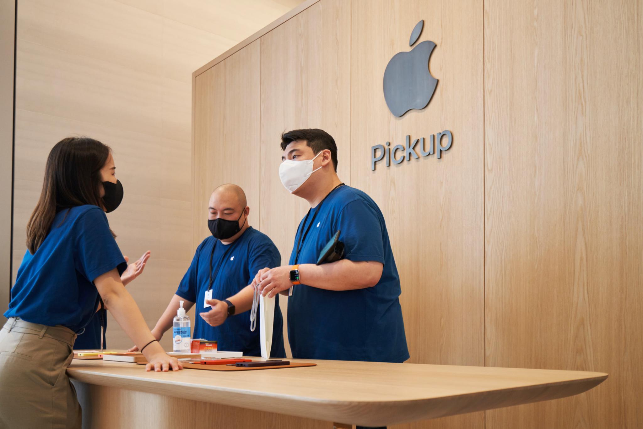 Apple Myeongdong Opening Day Apple Pickup Area
