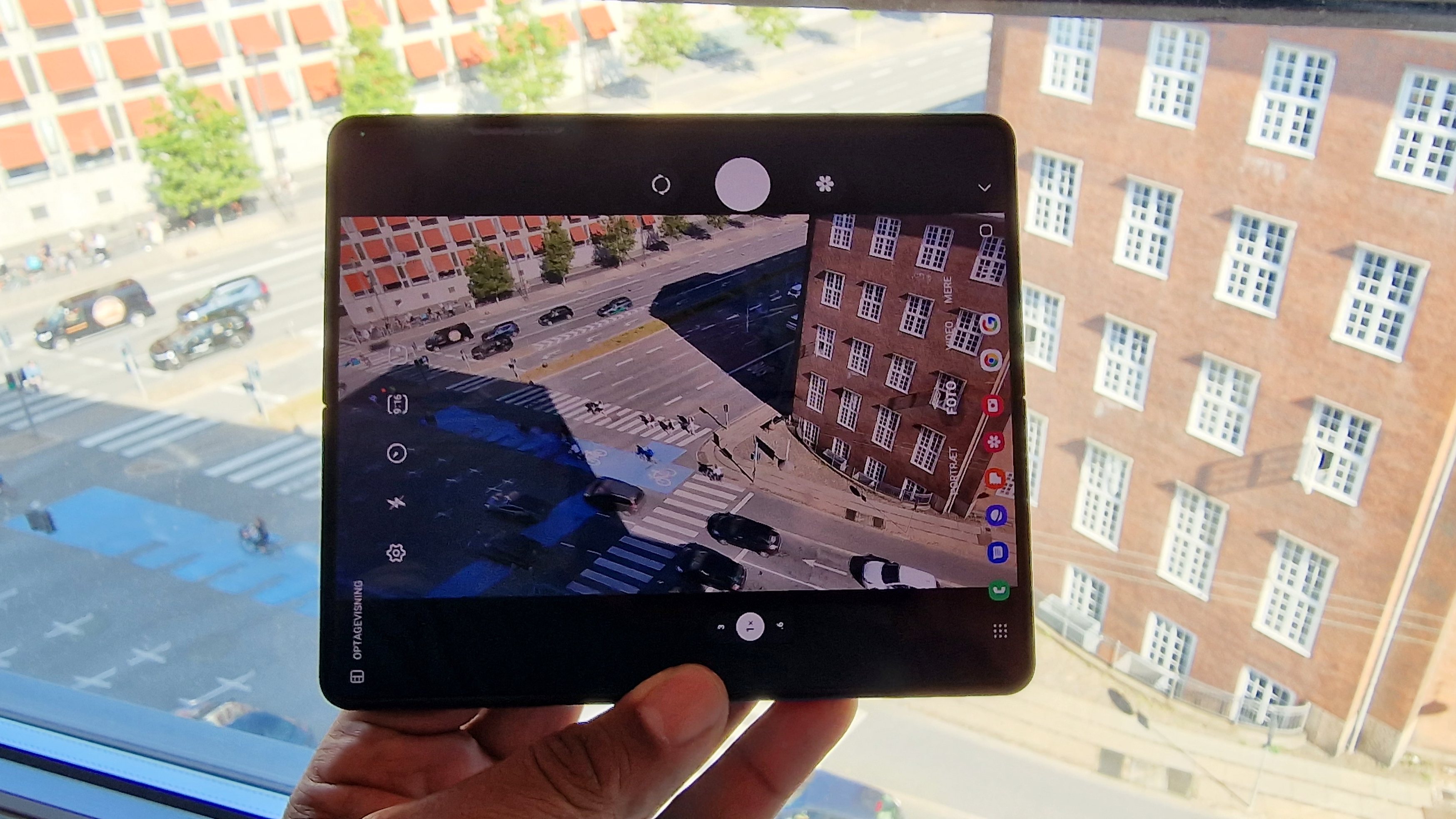 Samsung Galaxy Z Fold 4 er åbnet og kamera-app'en er tændt