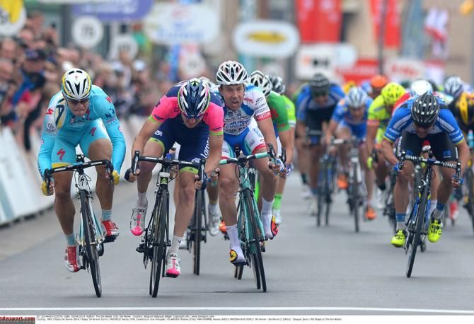Sacha Modolo (Lampre-Merida) beats Andrea Guardini (Astana Pro Team)