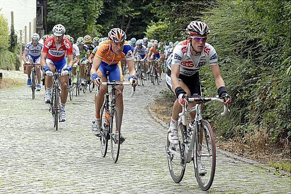 The peloton hits the Kluisberg.