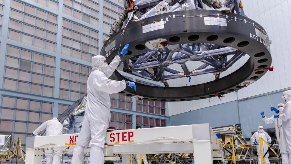 O Transportador de Instrumentos para o Roman é erguido durante a integração do Coronógrafo em outubro de 2024 na NASA Goddard. (Crédito da imagem: NASA/Sydney Rohde)