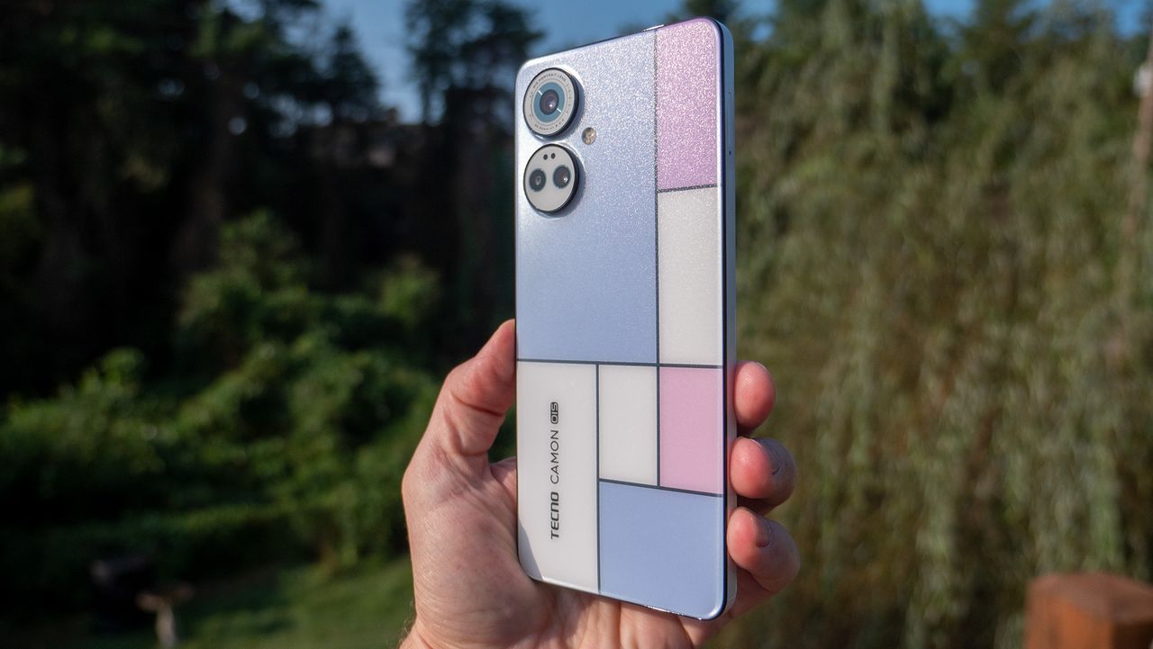 Tecno Camon 19 Pro back changing color in the sun