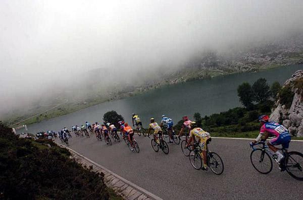 The peloton descends near Lagos de Covadonga