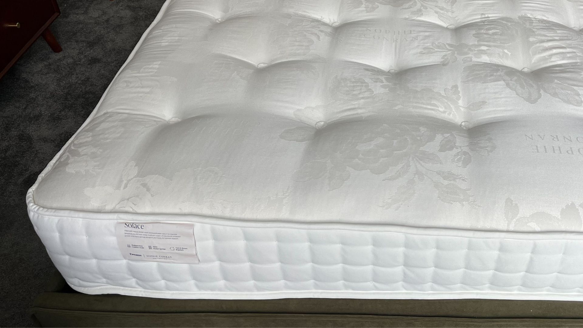 picture of the corner of the mattress with tag showing