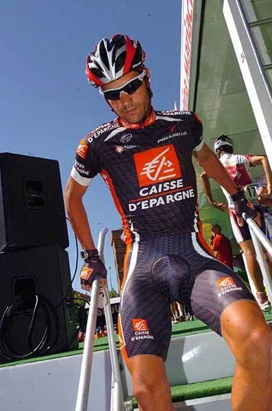 Oscar Pereiro (Caisse d'Epargne) comes down the stairs of the podium that aren't quite so easy to handle with the cleats.