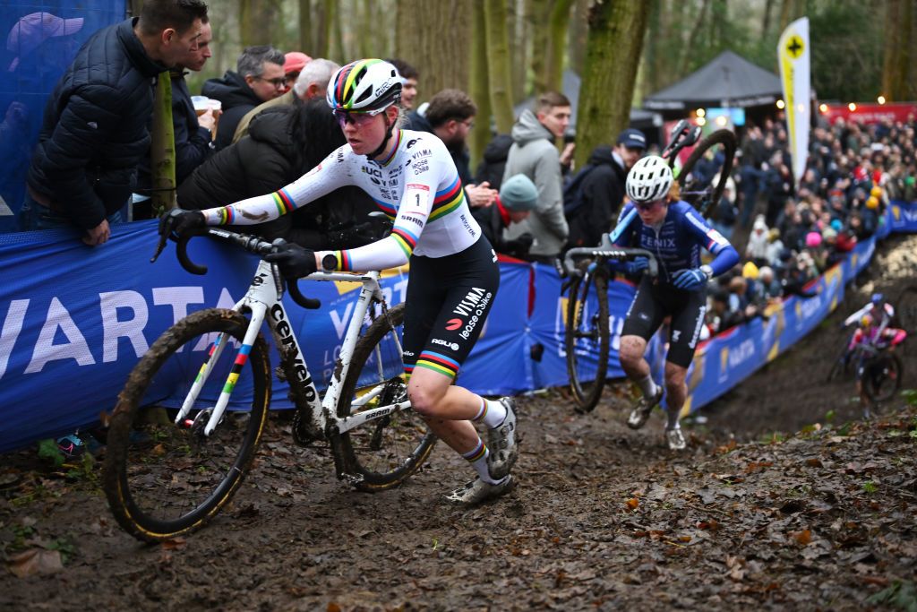 Gavere 2024: Fem van Empel takes an early lead