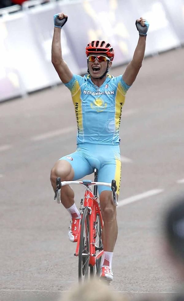 Alexandre Vinokourov (Kazakhstan) crosses the line victorious.