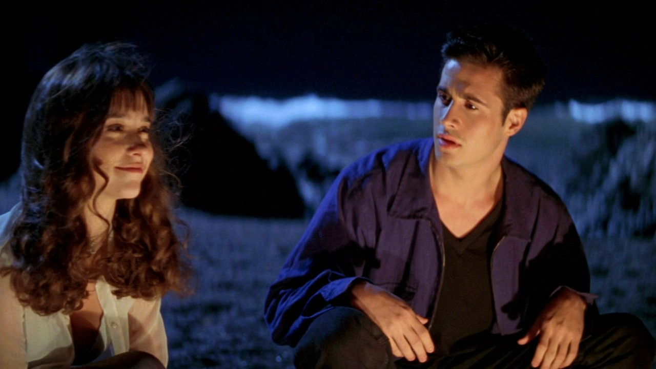 Freddie Prinze Jr. making a funny face while sitting next to Jennifer Love Hewitt in I Know What You Did Last Summer