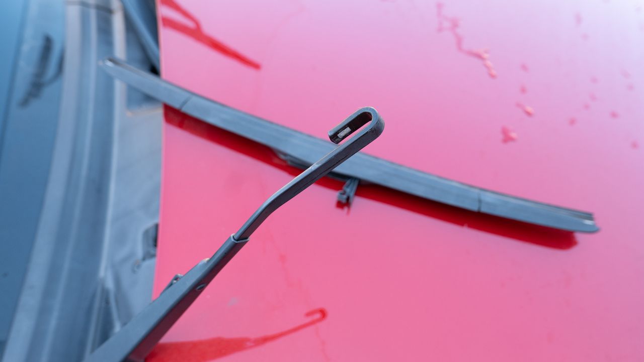 How to fit a new windscreen wiper