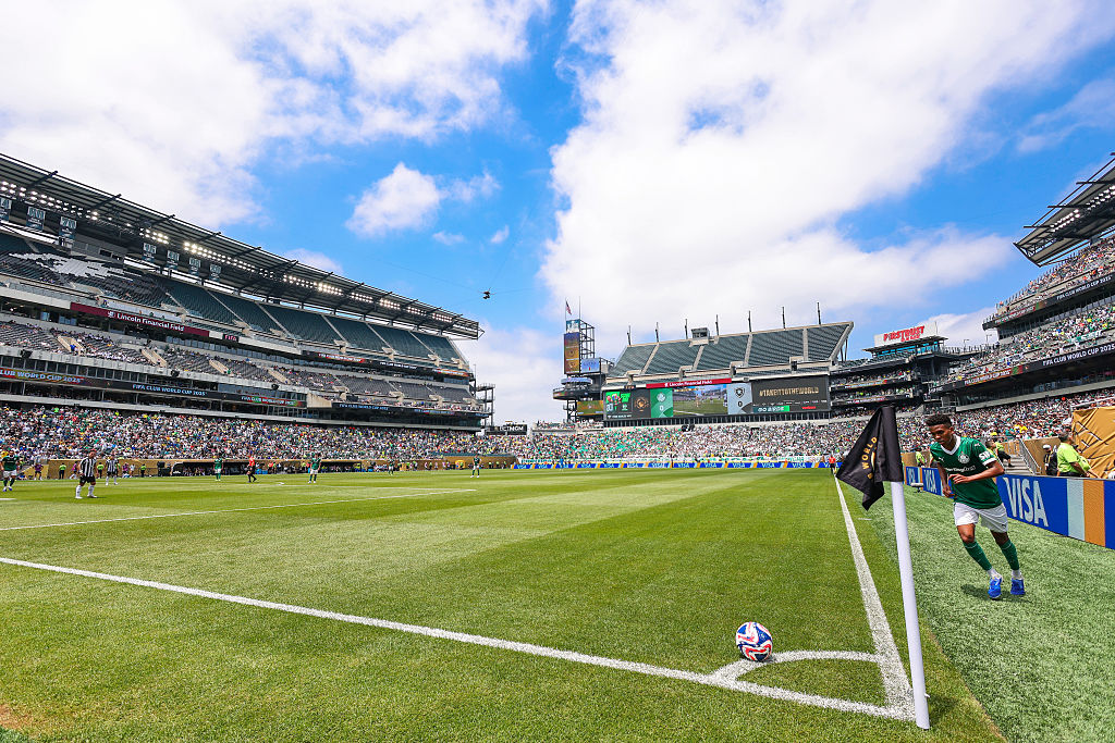 PHILADELPHIA, PENNSYLVANIA - JUNE 28: A general interior view at Lincoln Financial Field as Estevao of Palmeiras takes a corner during the FIFA Club World Cup 2025 round of 16 match between SE Palmeiras and Botafogo FR at Lincoln Financial Field on June 28, 2025 in Philadelphia, Pennsylvania. (Photo by Robbie Jay Barratt - AMA/Getty Images)