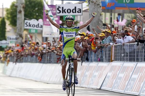 Vincenzo Nibali (Liquigas - Doimo) solos to victory in stage 14.