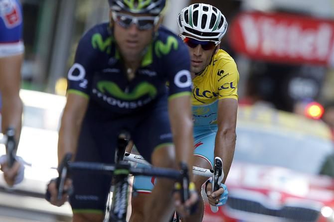 Alejandro Valverde is closely followed by Vincenzo Nibali to the line