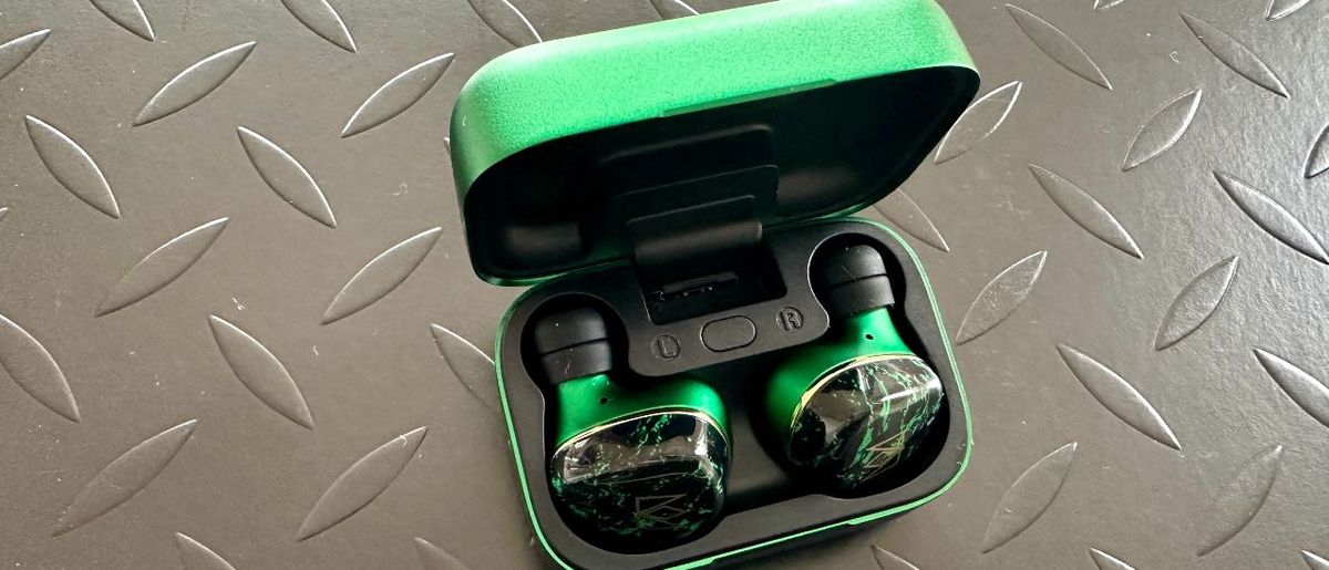 Noble FoKus Rex5 earbuds in a green case on a metallic surface