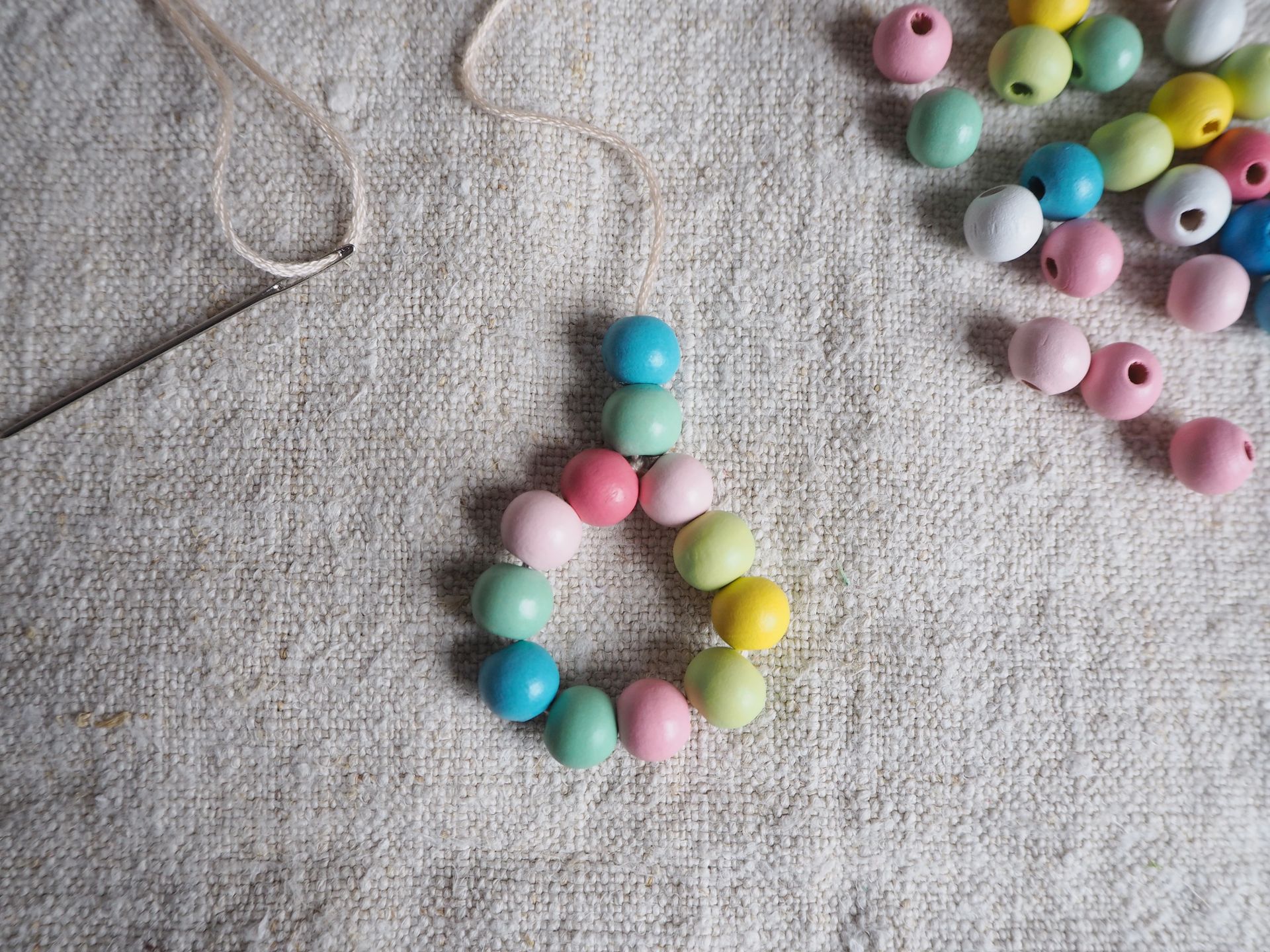 Ornamen Natal manik-manik gaya Scandi selangkah demi selangkah