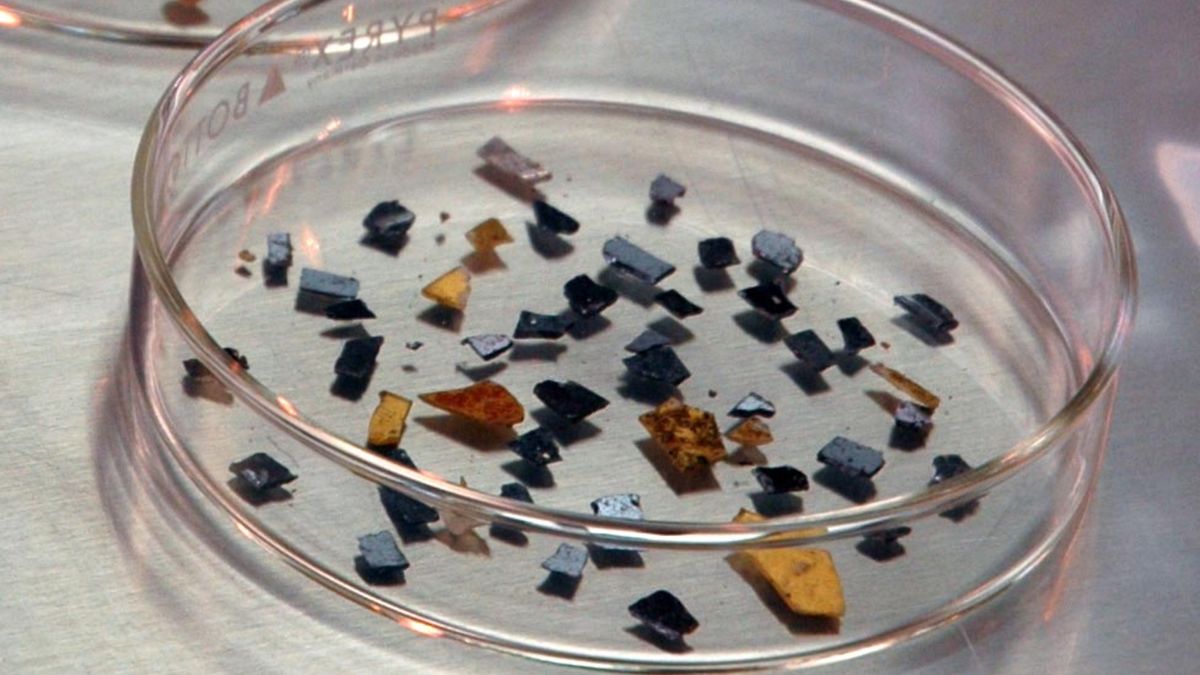 Fragmentos do recipiente de amostra Genesis quebrado da NASA com amostras de vento solar