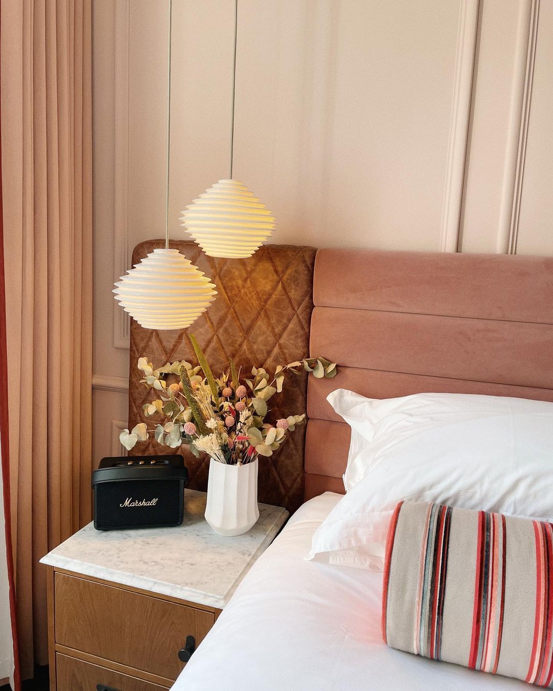 Meja samping dengan radio