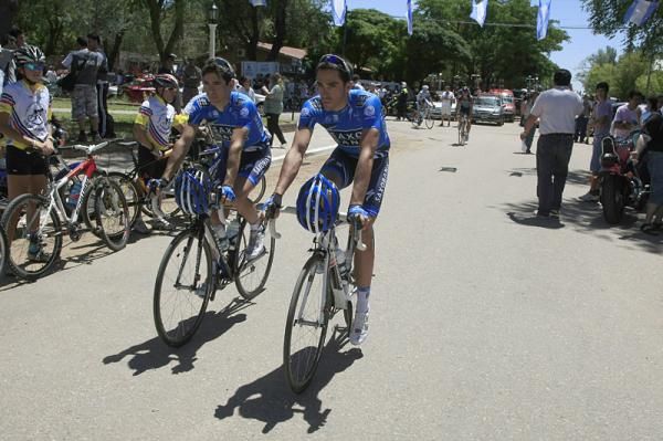 The Saxo Bank riders head to the start