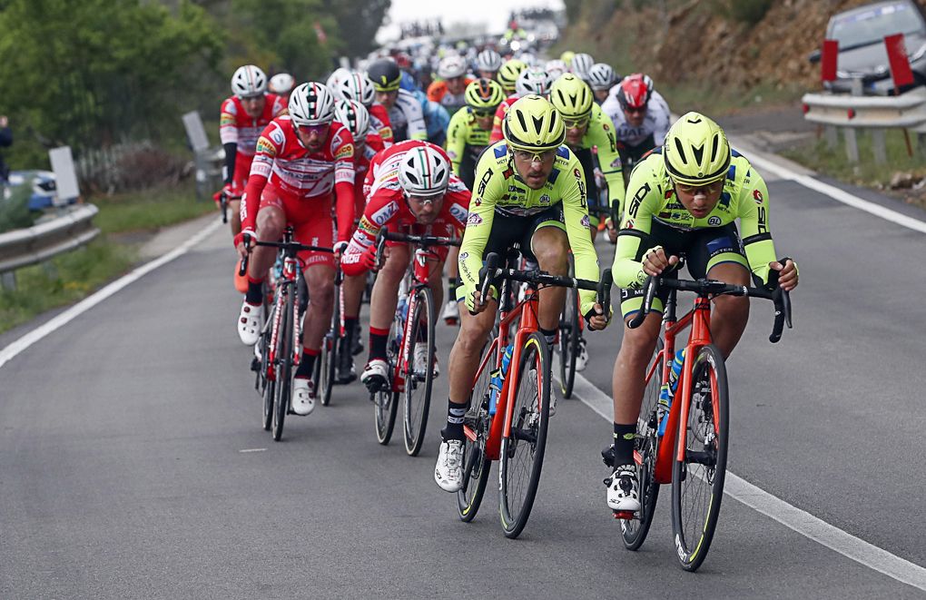 Simone Velasco (Neri Sottoli - Selle Italia - KTM) chases