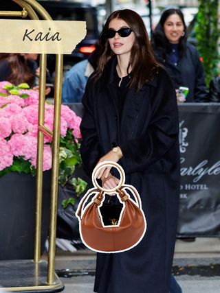 Kaia Gerber dengan tas Chloé