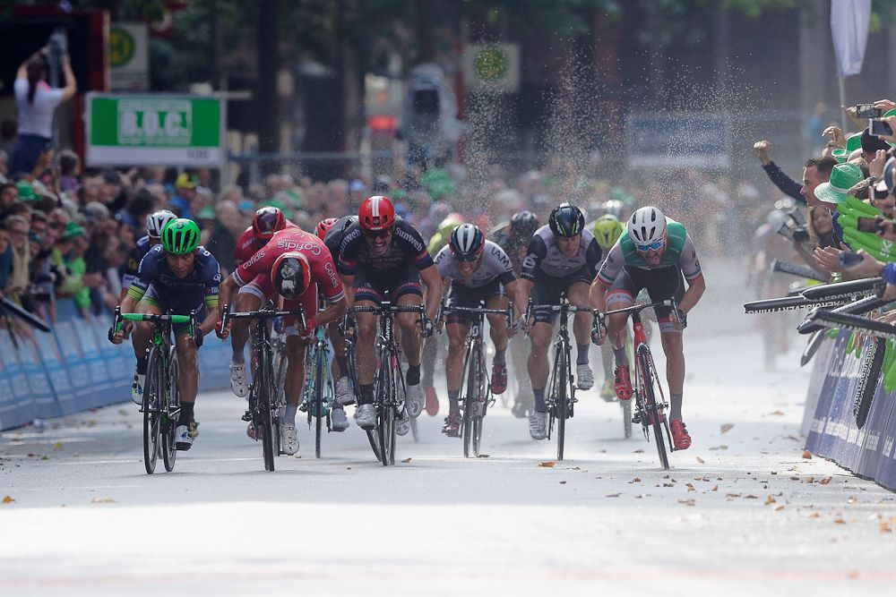 The sprinters bear down on the line at the Euroeyes Cyclassics Hamburg