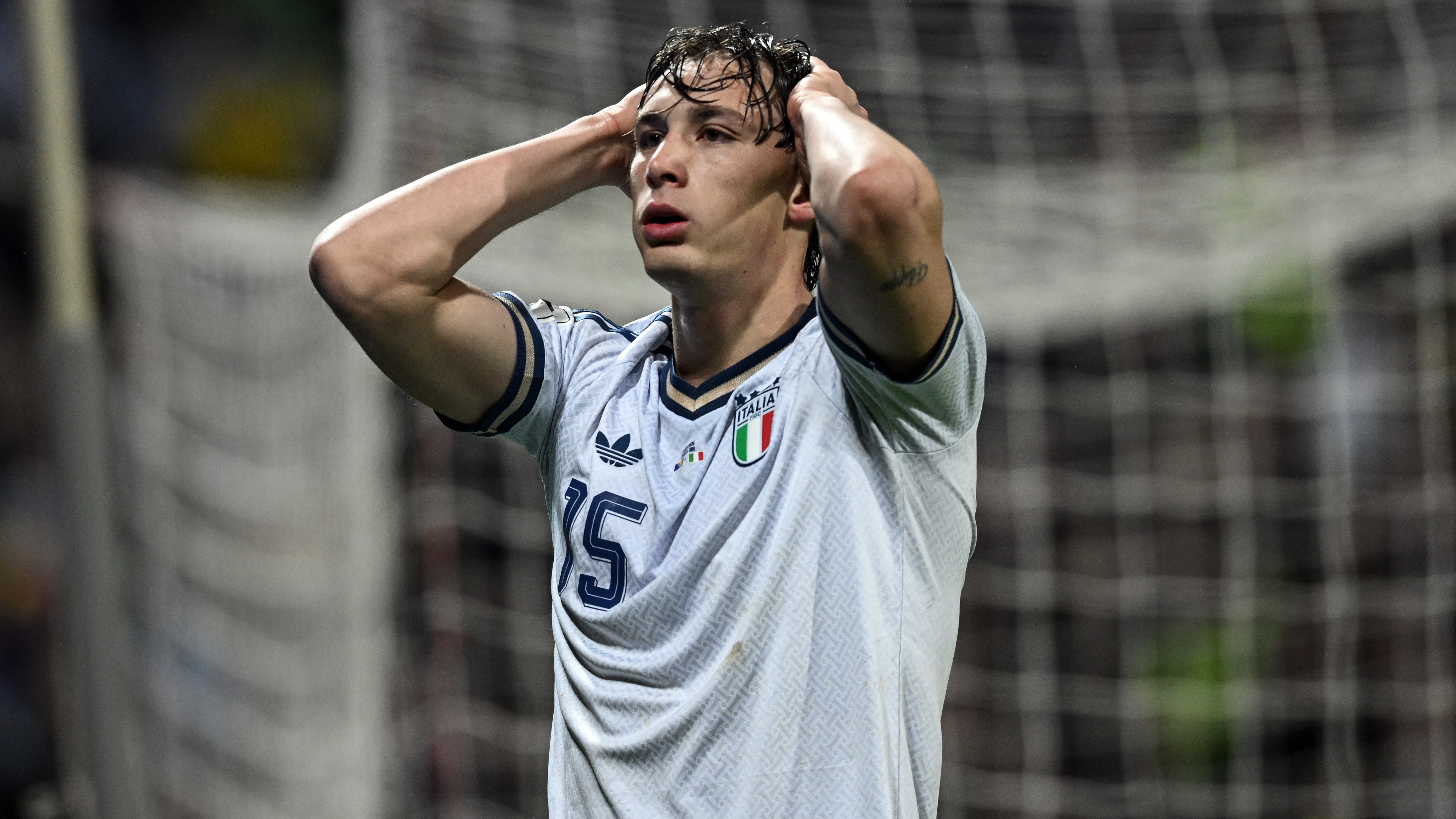 Pio Esposito playing for Italy against Bosnia and Herzegovina in a World Cup qualifying match.