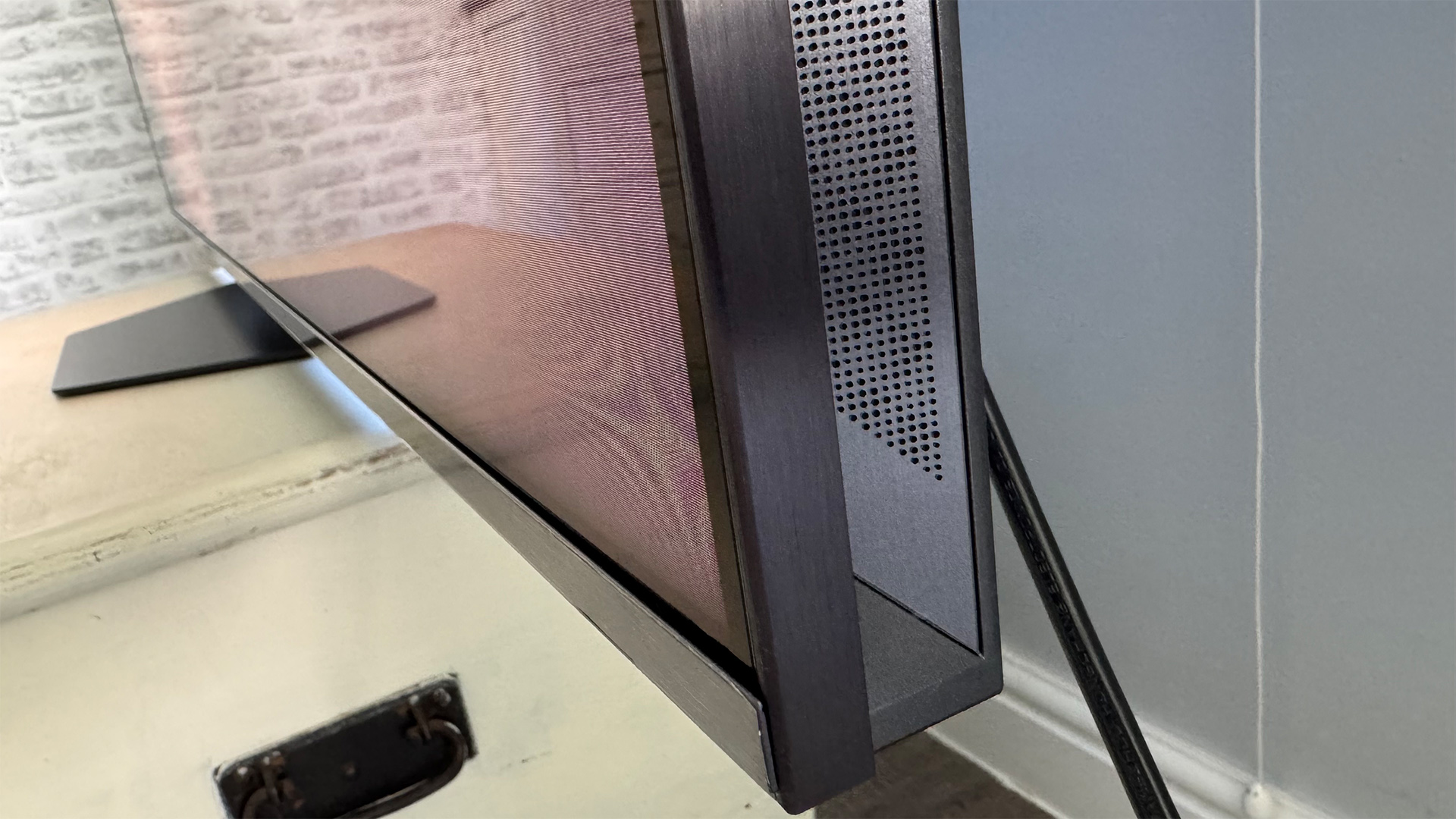 Hisense 65U8QT 4K TV close up of bottom of set and feet
