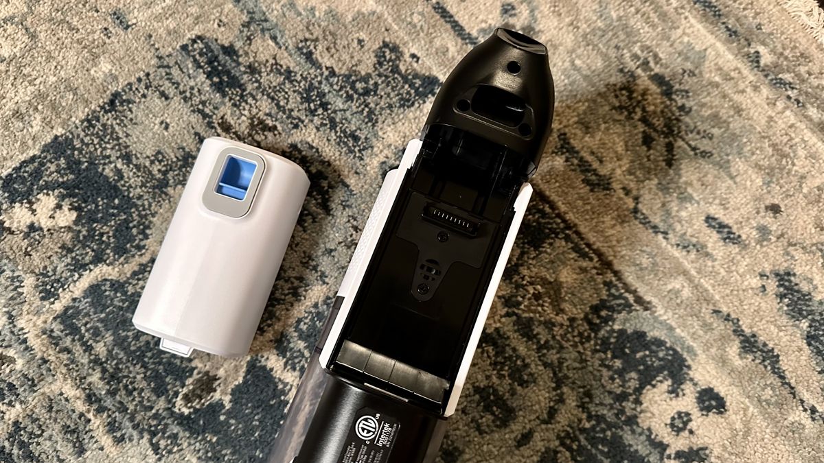 Removable battery on the LVAC-200