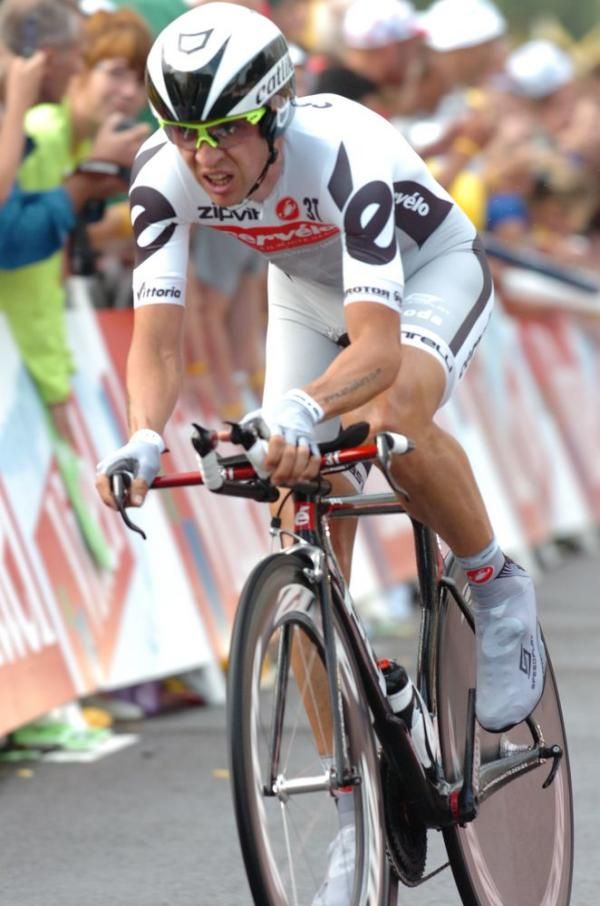 Carlos Sastre (Cervelo TestTeam) approaches a corner