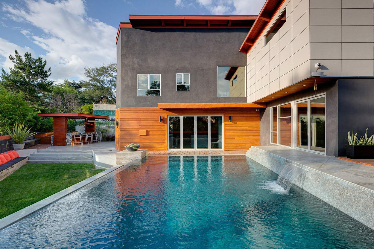 Infinity pool at Pasadena, California home