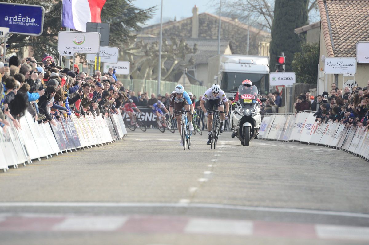 Petr Vakoč (Etixx-QuickStep) and Jan Bakelants (AG2R La Mondiale) sprint for the win