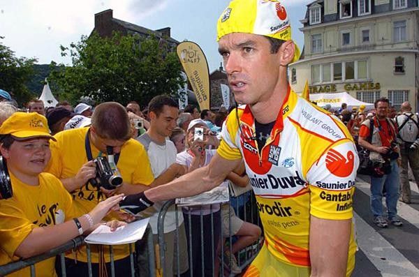 David Millar (Saunier Duval) signs autographs