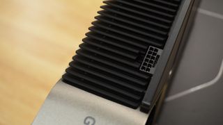 Mit dem 16-Pin-Anschluss signalisiert die RTX 4090 auch nach außen ihren Stromhunger