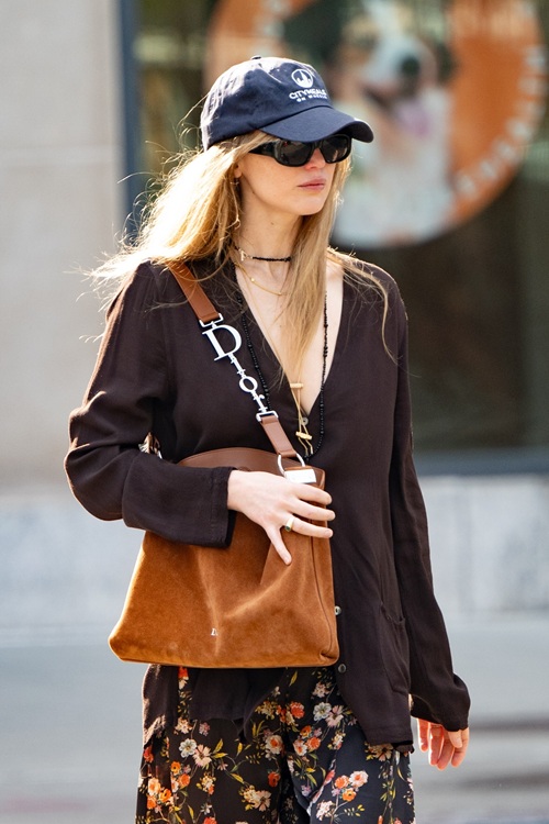 Jennifer lawrence wears the dior diorly bag in new york.