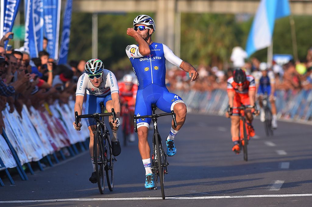 Fernando Gaviria (Quick-Step Floors) celebrates his stage 1 victory
