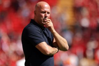 LIVERPOOL, INGGRIS - 11 AGUSTUS: Manajer Liverpool Arne Slot menyaksikan pertandingan persahabatan pramusim antara Liverpool dan Sevilla, di Anfield pada 11 Agustus 2024 di Liverpool, Inggris. (Foto oleh Barrington Coombs/Getty Images)