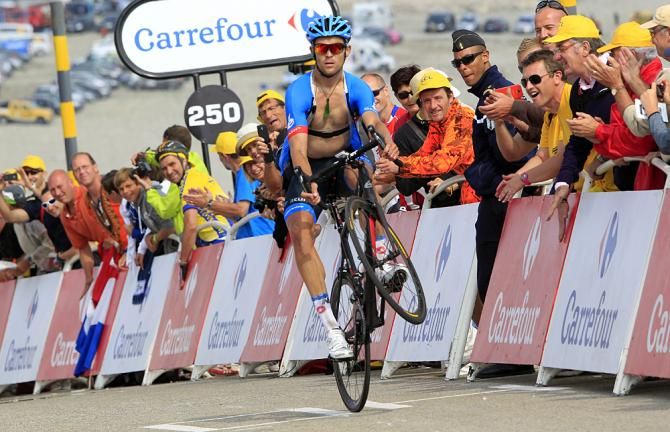 Jack Bauer celebrates the completion of the Mont Ventoux with a wheelie